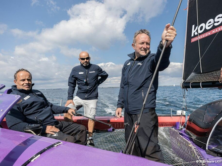 Pieric Brenier à la barre du trimaran Koesio. 