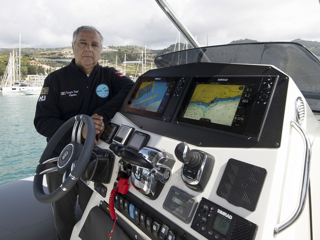 "Le commandant Davì sera nos yeux et nos oreilles. - Au cours du voyage, il photographiera et cataloguera les mammifères marins qu'il rencontrera." Nautisme Article