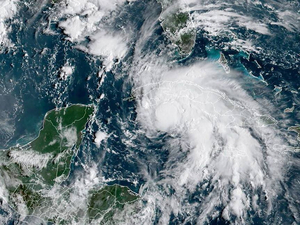 Un ouragan se rapproche de la côte pacifique du Mexique