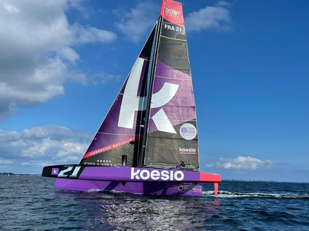 Ce trimaran de toute dernière génération a été construit par les orfèvres Italiens de Persico, sur les plans du célèbre cabinet d'architecture navale VPLP.