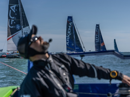 Erwan Le Roux se donne comme seul objectif de faire « une belle trajectoire, une belle transat », sur un parcours inédit de 5 800 milles qui les fera contourner l'archipel de Fernando de Noronha.