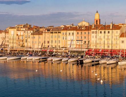A terre, la météo estivale ajoutait au glamour de l'atmosphère des 41 bateaux superbement alignés le long des quais de son port-carte postale. Nautisme Article