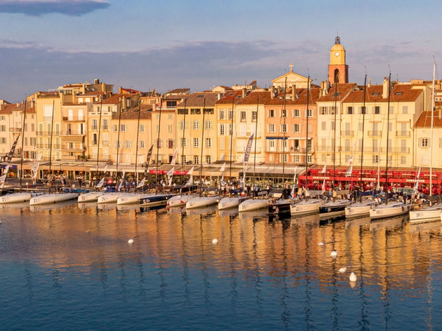 A terre, la météo estivale ajoutait au glamour de l'atmosphère des 41 bateaux superbement alignés le long des quais de son port-carte postale. Nautisme Article
