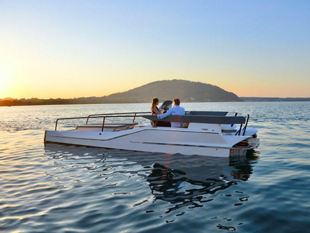 "Ce nouveau modèle marque un pas en avant provocateur vers le développement des bateaux électriques et des bateaux de plaisance à faible impact environnemental". "Ce nouveau modèle marque un pas en avant provocateur vers le développement des bateaux électriques et des bateaux de plaisance à faible impact environnemental".