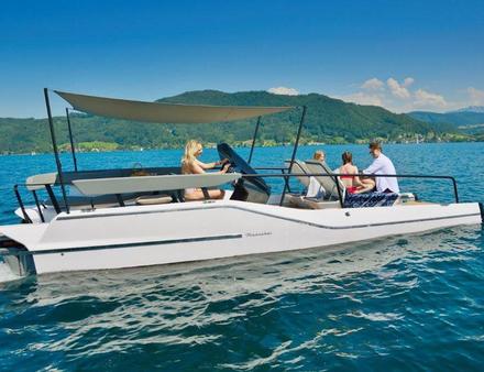 Que ce soit en croisière ou au mouillage, la TimeSquare 20 offre un espace de détente et d'assise généreux. Nautisme Article