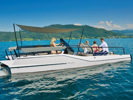 Que ce soit en croisière ou au mouillage, la TimeSquare 20 offre un espace de détente et d'assise généreux. Que ce soit en croisière ou au mouillage, la TimeSquare 20 offre un espace de détente et d'assise généreux.