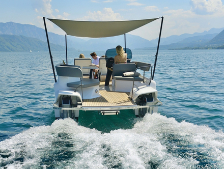 En associant un moteur électrique à une plateforme marine telle qu'un catamaran, on obtient une plus grande efficacité et une consommation d'énergie réduite. En associant un moteur électrique à une plateforme marine telle qu'un catamaran, on obtient une plus grande efficacité et une consommation d'énergie réduite.