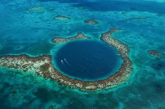 Le Grand Trou Bleu de Bélize, parmi les sites de plongée les plus célèbr...