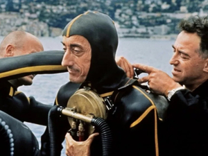 «Cousteau», plongée dans la vie du légendaire commandant au bonnet rouge