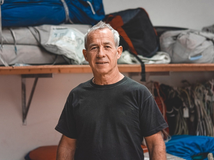 "Depuis plus de 40 ans, le Rhum a ouvert la voie sur les évolutions majeures de la course au large. J'espère montrer qu'un autre chemin est possible pour les années à venir." "Depuis plus de 40 ans, le Rhum a ouvert la voie sur les évolutions majeures de la course au large. J'espère montrer qu'un autre chemin est possible pour les années à venir."