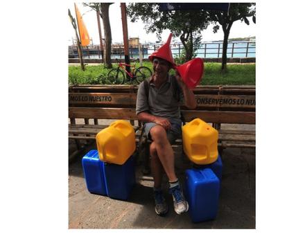 Au Galápagos Xavier et nos bidons tout neufs, acquis juste avant de traverser vers les Marquises. Les bleus pour l?eau, les jaunes pour le fuel, et les entonnoirs pour rigoler Nautisme Article