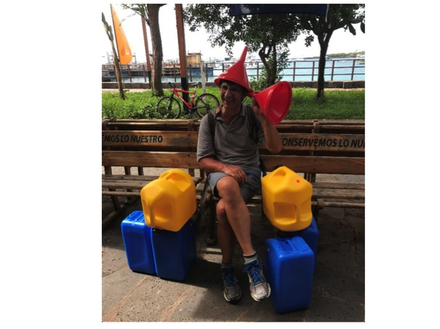 Au Galápagos Xavier et nos bidons tout neufs, acquis juste avant de traverser vers les Marquises. Les bleus pour l?eau, les jaunes pour le fuel, et les entonnoirs pour rigoler  Au Galápagos Xavier et nos bidons tout neufs, acquis juste avant de traverser vers les Marquises. Les bleus pour l?eau, les jaunes pour le fuel, et les entonnoirs pour rigoler