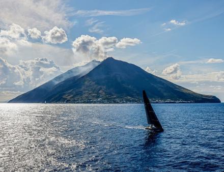 L'arrivée sur cette l'île volcanique de Stromboli est un moment important pour tous les équipages. Nautisme Article