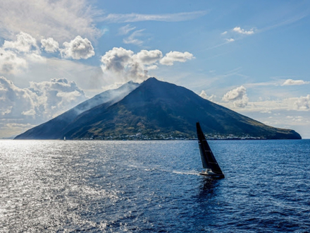 L'arrivée sur cette l'île volcanique de Stromboli est un moment important pour tous les équipages. L'arrivée sur cette l'île volcanique de Stromboli est un moment important pour tous les équipages.