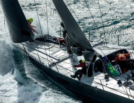 Chaque course est une mise à l'épreuve de ses ressources dans une lutte contre la mer, le vent, les marées et les courants, la fatigue et des concurrents souvent redoutables. Nautisme Article