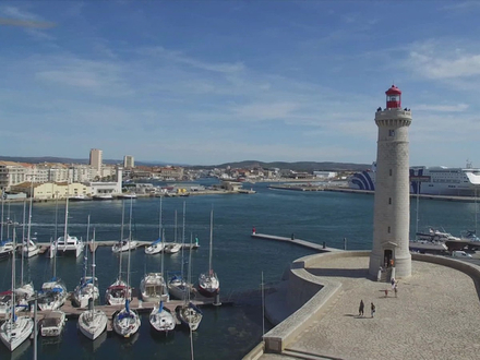 Cette jetée longue de 650 mètres offre une promenade paisible en bord de mer. Cette jetée longue de 650 mètres offre une promenade paisible en bord de mer.