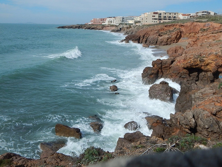 Une plage protégée, alternant côte rocheuse et petites criques.