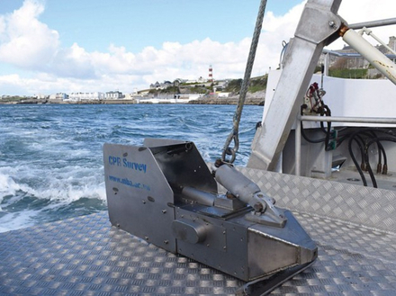 L'engin ramené des eaux sur le pont du navire, au large de Plymouth en Grande-Bretagne, a des airs de petit vaisseau spatial dessiné par un enfant. Nautisme Article