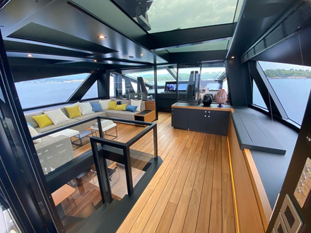 Salon sur le pont supérieur et timonerie Nautisme Article