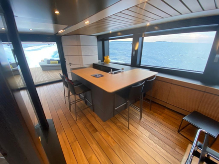 Cuisine et bar sur le pont principal Nautisme Article