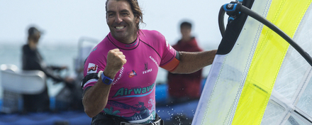 Antoine Albeau après son 22e titre de champion du monde de planche à voile, à Nouméa, le 23 novembre 2014.