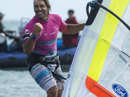 Antoine Albeau après son 22e titre de champion du monde de planche à voile, à Nouméa, le 23 novembre 2014.