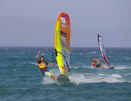 À la veille d'un évènement d'envergure, le champion est blessé. Mais il faudra plus que cette infortune pour refréner le "Colosse de l'Île de Ré" qui vise le podium. Nautisme Article