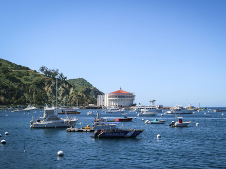 Des ravissantes baies aux petits ports en passant par la mer, sur l'Île Santa Catalina les navigateurs de tous niveaux sont conquis Des ravissantes baies aux petits ports en passant par la mer, sur l'Île Santa Catalina les navigateurs de tous niveaux sont conquis