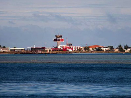 Pour transiter en bateau dans le lagon en bout de piste de l'aéroport de Tahiti Faa', il faut requérir l'autorisation de la tour de contrôle par VHF. Exotisme garanti !