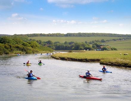 Pour découvrir les beautés intérieures du parc, ses prairies crayeuses riches en fleurs et ses oiseaux sauvages, optez pour la navigation en canoë-kayak. Nautisme Article