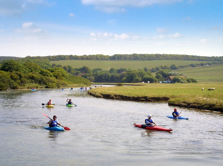 Pour découvrir les beautés intérieures du parc, ses prairies crayeuses riches en fleurs et ses oiseaux sauvages, optez pour la navigation en canoë-kayak. Nautisme Article