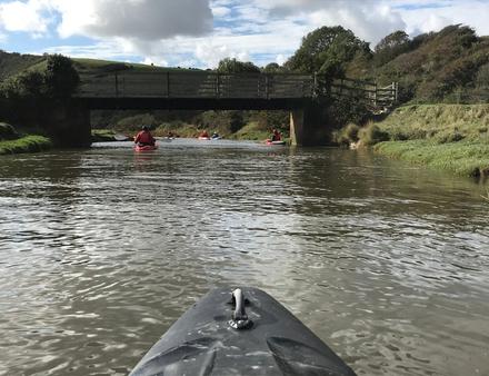 Lente et sinueuse, la rivière Arun est adaptée à tous les niveaux. Nautisme Article