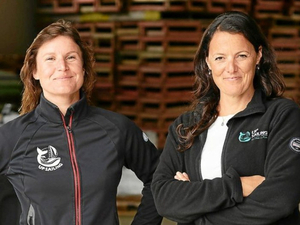 Transat Jacques Vabre : ascension en haut du mât pour Julia Virat - Up Sailing/Unis pour la planète