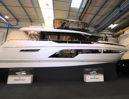 Vue de côté cette X60 est bien dans l'univers des yachts typés exploration, avec son pare-brise inversé. Nautisme Article