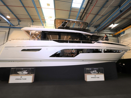 Vue de côté cette X60 est bien dans l'univers des yachts typés exploration, avec son pare-brise inversé. Vue de côté cette X60 est bien dans l'univers des yachts typés exploration, avec son pare-brise inversé.