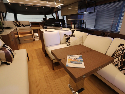 A l'intérieur, on est immédiatement sensible à l'atmosphère chaleureuse créée par le choix de matériaux de qualité et leur mise en oeuvre soignée. A l'intérieur, on est immédiatement sensible à l'atmosphère chaleureuse créée par le choix de matériaux de qualité et leur mise en oeuvre soignée.