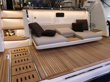 Avant même de mettre le pied à bord, en découvrant la banquette s'ouvrant sur la plage arrière, au ras de l'eau, on comprend que la qualité de vie à bord est l'alpha et l'oméga de cette nouvelle unité. Avant même de mettre le pied à bord, en découvrant la banquette s'ouvrant sur la plage arrière, au ras de l'eau, on comprend que la qualité de vie à bord est l'alpha et l'oméga de cette nouvelle unité.