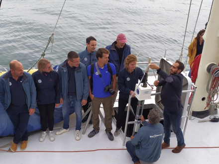 Romain Cancouët, ingénieur opérationnel de l'ERIC Euro-Argo, explique le fonctionnement d'un flotteur profileur à l'équipage Blue Observer, à bord de l'Iris. Romain Cancouët, ingénieur opérationnel de l'ERIC Euro-Argo, explique le fonctionnement d'un flotteur profileur à l'équipage Blue Observer, à bord de l'Iris.