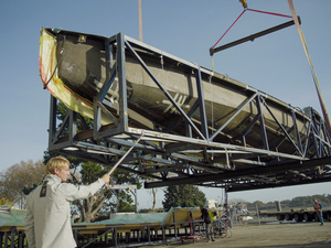 La coque de V and B – Monbana – Mayenne désormais à Concarneau