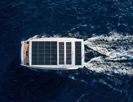 Contrairement à un système de voile traditionnel, le kite ne fait pas d'ombre aux panneaux solaires. Nautisme Article