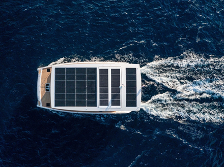 Contrairement à un système de voile traditionnel, le kite ne fait pas d'ombre aux panneaux solaires. Nautisme Article