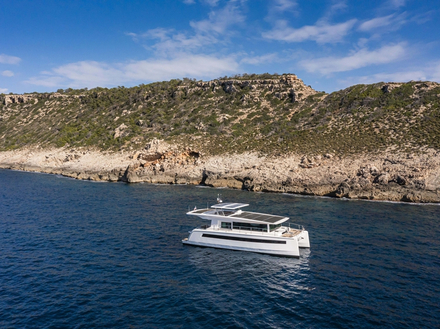 Grâce à un tirant d'eau de moins d'un mètre, le yacht peut accéder à des baies peu profondes.