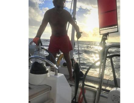 Nicolas et sa première prise sur la route des Antilles : son thon noir ne passera pas par la case réfrigérateur, on le dévorera à trois en un seul repas. Nautisme Article