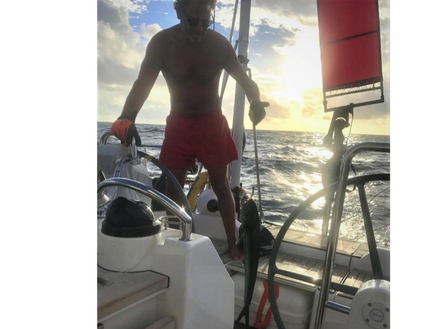 Nicolas et sa première prise sur la route des Antilles : son thon noir ne passera pas par la case réfrigérateur, on le dévorera à trois en un seul repas. Nicolas et sa première prise sur la route des Antilles : son thon noir ne passera pas par la case réfrigérateur, on le dévorera à trois en un seul repas.