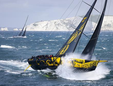 Skorpios, plus grand monocoque de course au monde au large de l'île de Wight. Nautisme Article