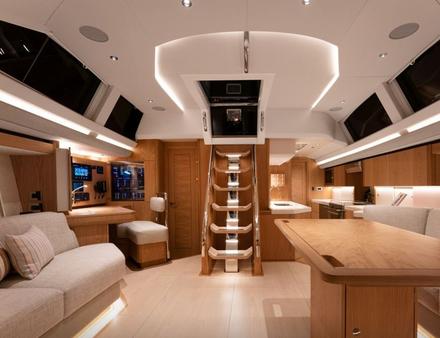 A l'intérieur, la descente donne accès direct à un carré occupant tout le maitre-bau du navire, avec un côté salon sur tribord et une grande table sur bâbord. Nautisme Article