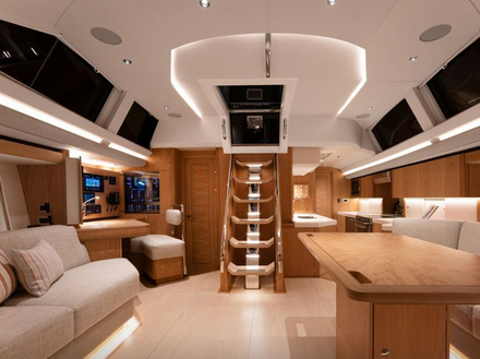 A l'intérieur, la descente donne accès direct à un carré occupant tout le maitre-bau du navire, avec un côté salon sur tribord et une grande table sur bâbord. Nautisme Article