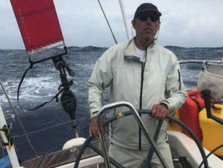 Jojo à la barre dans le Pacifique sud. La vraie liberté : pas de bimini. On profite pleinement de la vue sur l'avant et les voiles, du ciel, des nuages, du soleil, et des grains !