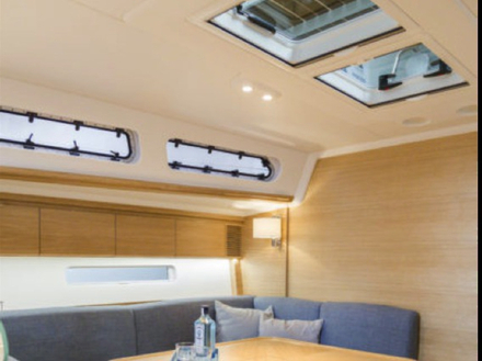 Hublots latéraux ouvrants, vastes panneaux de pont ouvrant dans les deux sens, on aperçoit, en avant d'eux les orifices des manches à air. C'est un X-Yacht ! 