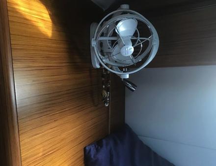 Très appréciable le ventilateur en tête de couchette Nautisme Article